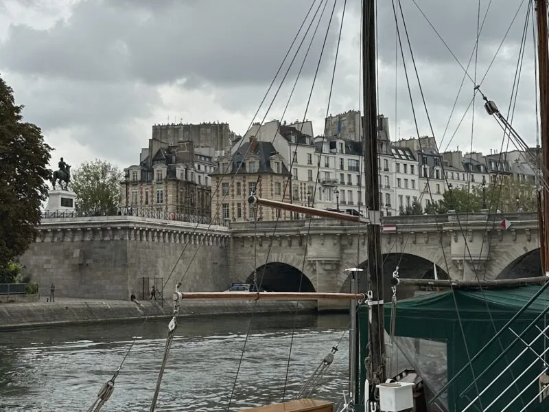 Paris Travel Guide