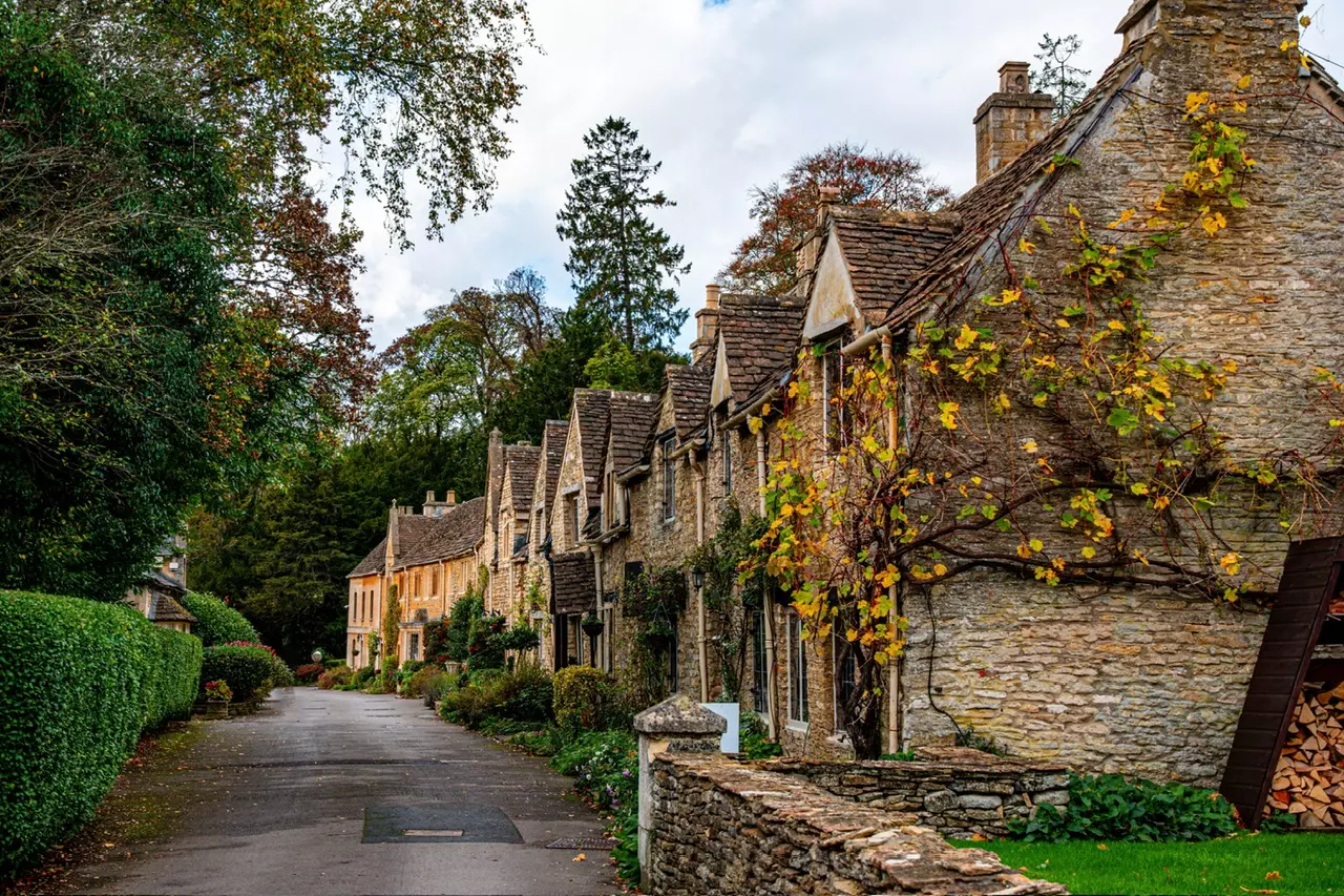 Visiting Bibury, The Quintessential Cotswold Village - Explore With Ed