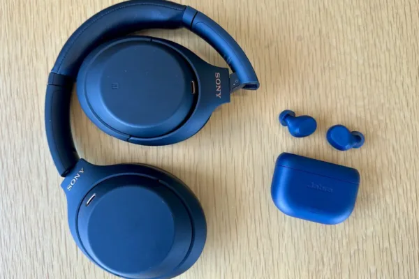 Best Headphones and Earbuds for Travel