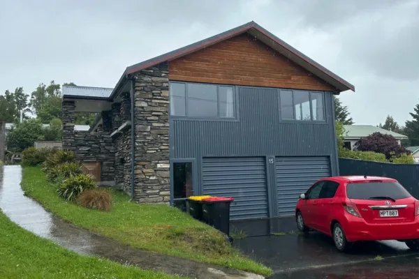 where to stay near doubtful sound Manapouri