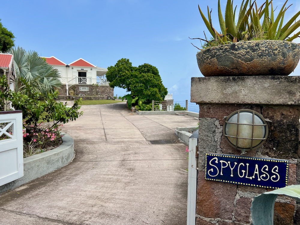 spyglass villa entrance in saba with nameplate