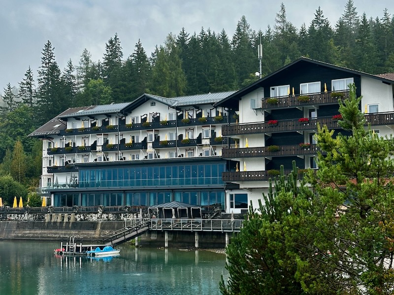 views from the best hotels in Garmisch from Lake Eibsee 