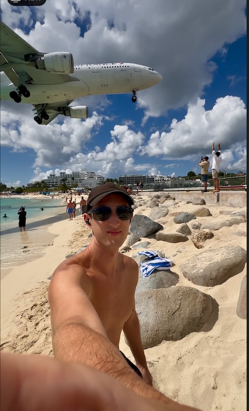 best time to see planes land at Maho Beach